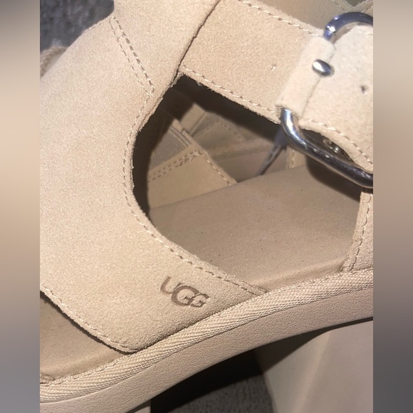 UGG PLATFORM SANDALS W NEW HEIGHTS PLATFORM T-STRAP